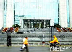 沈阳市中级人民法院昨日开庭审理“押钞员枪杀储户案