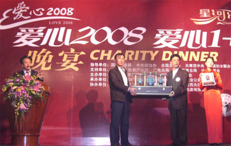 中国社会工作协会副会长兼秘书长赵蓬奇（左一）亲自向嘉宾们讲解“中华和钟”的铸造经历并现场进行了演奏。