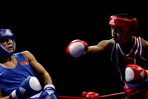 图文:国际拳击邀请赛57kg 李阳躲开对手一击