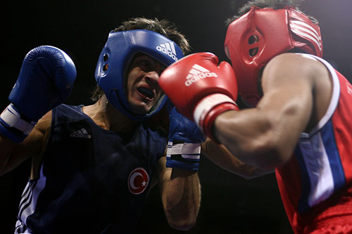 图文:国际拳击赛57kg 红方占他拉蓬左勾拳凌厉