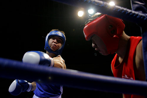 图文:国际拳击赛57kg 谭隽被哈萨克对手重击