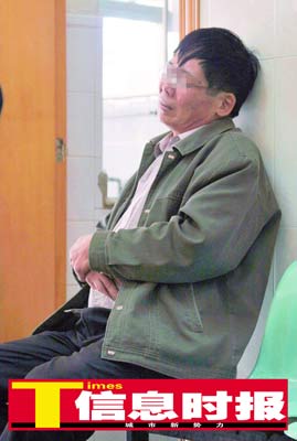 吞下避孕套的中年男子坐在急诊室前面 的椅子上等待救治。时报记者  萧嘉宁 实习生  叶伟报  摄