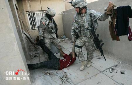 2007年2月8日,伊拉克巴格达,驻伊美军士兵将一名刚刚被打死的伊拉克什