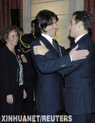 11月23日,法国总统萨科齐(右)在巴黎爱丽舍宫授予阿尔诺·克拉斯