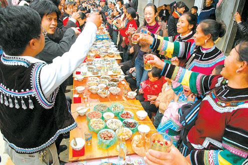 当地群众载歌载舞,摆起长街宴,与近万名游客一起庆祝哈尼族的"十月年"