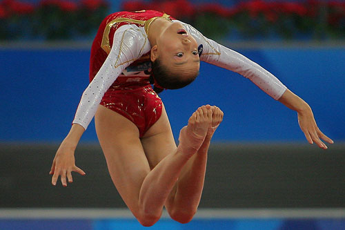 图文:好运北京体操女子预赛 庞盼盼美丽定格