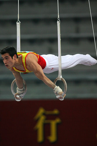 图文:好运北京体操男子预赛 水平十字支撑