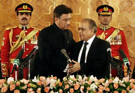 11月29日，穆沙拉夫在首席大法官多加尔的主持下宣誓就任巴基斯坦新一届总统。
