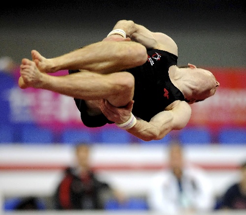 图文国际体操邀请赛加拿大选手抱腿空翻