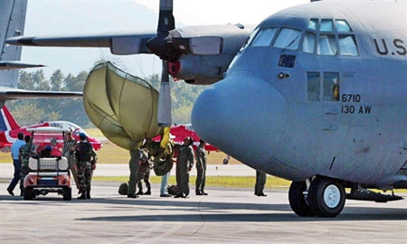 12月2日,馬來西亞浮羅交怡國際機場,空軍人員在檢查一個纏在c130運輸