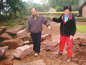 邹凡和舅舅抬石修路