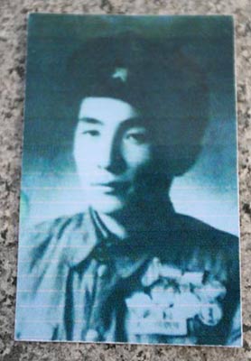 藤后老人胸带军功章的年轻时