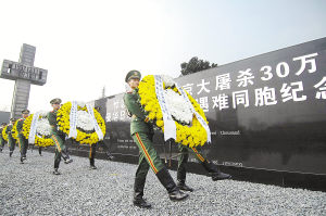 12月13日，武警战士向在侵华日军南京大屠杀中遇难的30万同胞敬献花圈。新华社记者韩瑜庆摄