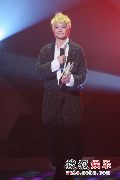 图：TVB金曲榜颁奖典礼现场 何韵诗现场演唱《木纹》