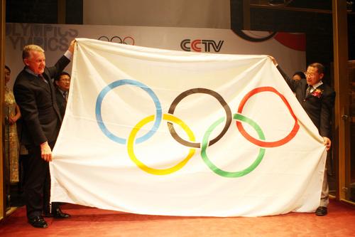 图文：央视获奥运新媒体转播权 奥运会旗展示