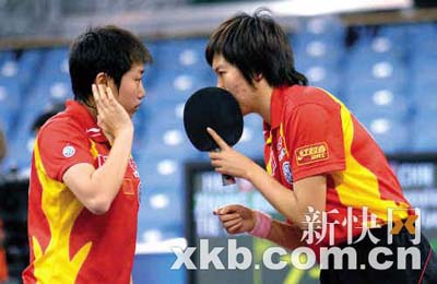 ■女双比赛中李晓霞（右）/郭跃在商讨战术。新华社图 