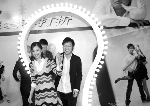 本报记者　　蒲东峰 摄　　《天生一个电灯泡》用轻松的方式探讨都市大龄未婚女青年的情感话题。图为众演员亮相。　