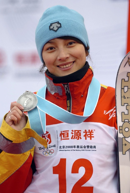 图文:滑雪世界杯第二站 美女李妮娜展示奖牌