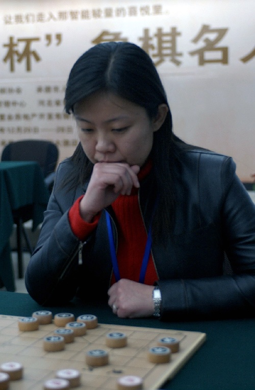 图文:首届象棋名人战第二轮 美女大师尤颖钦