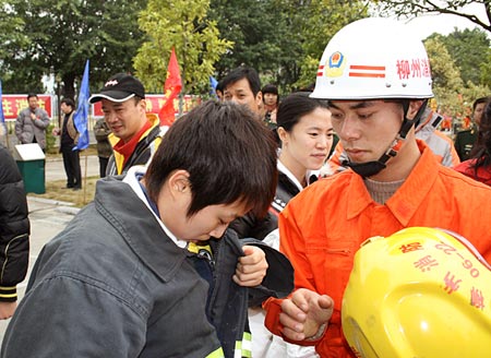 圖文:郭躍化身消防員 郭躍脫下消防服