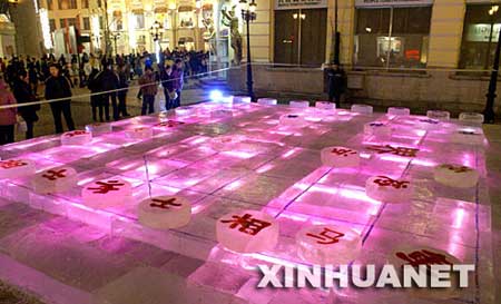 冰城哈尔滨市中央大街上的冰棋子。 新华社记者　王建威 摄 