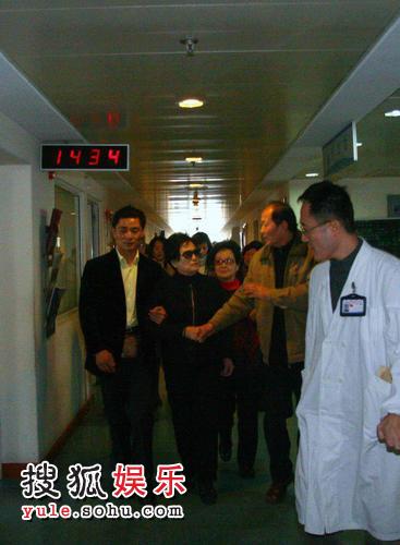 图： 王文娟赶到医院