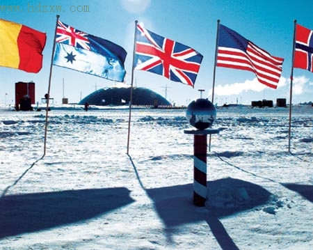 国家杜马副主席奇林加罗夫展示插在北冰洋底的俄罗斯国旗的照片2007年