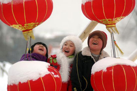 2007年12月29日，黑龙江牡丹江雪堡，几个小朋友在雪后观赏“雪灯墙”。
