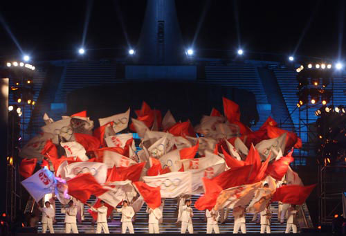 图文:中华世纪坛迎奥运活动 舞台上招展的旗帜