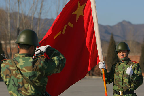 图文:国乒结束军训阅兵仪式 展示八一军旗