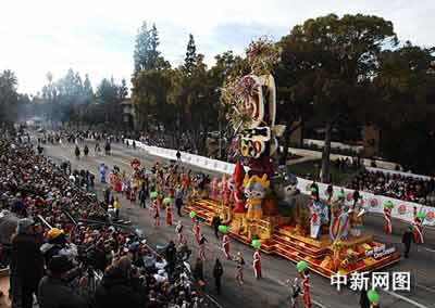 在美国西部元旦曙光里，北京奥运花车在第119届玫瑰花车大游行中亮丽登场。 作者：贾国荣