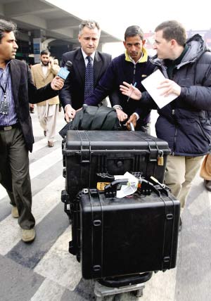 1月4日，在巴基斯坦首都伊斯兰堡国际机场，一名来自英国伦敦警察局的专家（前左二）被记者包围。新华社/法新