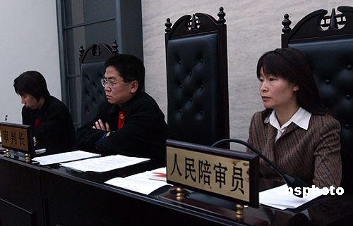 资料图:人民陪审员在法庭上 中新社发 高志海   摄