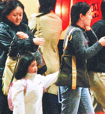 朱丽倩(右)2001年牵着一个小女生上街，被疑为刘德华女儿
