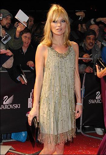 Kate Moss身穿由她与Topshop和Swarovski合作设计的礼服