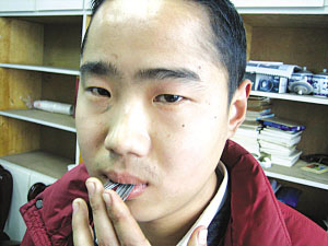 黄忠将24根“货真价实”的钢针塞进嘴里。