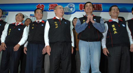 国民党2008参选人马英九则拱手感谢民众支持