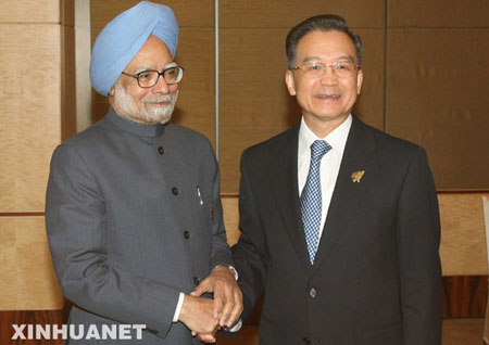 2007年11月21日，中国国务院总理温家宝在新加坡会见印度总理辛格。新华社记者樊如钧摄