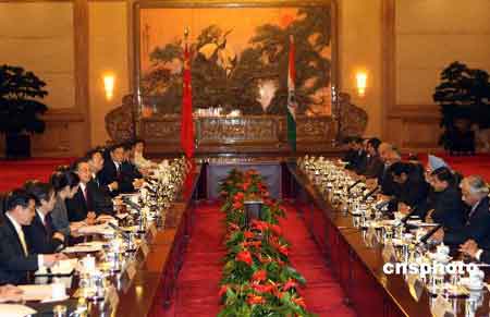 1月14日，中国国务院总理温家宝与印度总理辛格在北京人民大会堂举行会谈。 中新社发 盛佳鹏 摄
