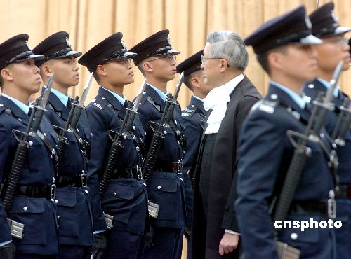 首席法官李国能在二零零八年法律年度开启典礼上检阅香港警察仪仗队