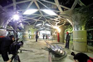 奥运支线森林公园站入口还在紧张的装修阶段。本报记者 张斌 摄