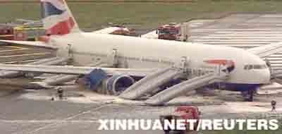 1月17日，英国航空公司一架从北京飞往伦敦的客机在伦敦希思罗机场紧急迫降，飞机部分受损。这是飞机在希思罗机场迫降后的电视截图。 新华社/路透