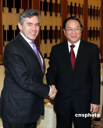1月19日，中共中央政治局委员、中共上海市委书记俞正声（右），在上海会见来华访问的英国首相戈登·布朗。 中新社发 汤彦俊摄