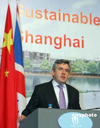 1月19日，正在华访问的英国首相戈登·布朗在上海出席中外记者见面会时表示，英中之间合作的不断加深有利于两国的经济发展。中新社发汤彦俊 摄