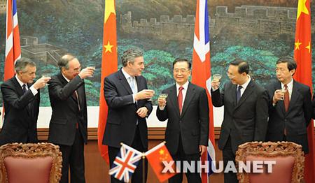 1月18日，国务院总理温家宝和来访的英国首相布朗在北京人民大会堂举行会谈后，共同出席《中英两国政府关于气候变化的联合声明》以及两国教育、能源等领域8个合作文件签字仪式。 新华社记者 李学仁 摄