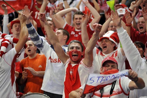 图文：女排奥运资格赛半决赛 波兰球迷欢呼