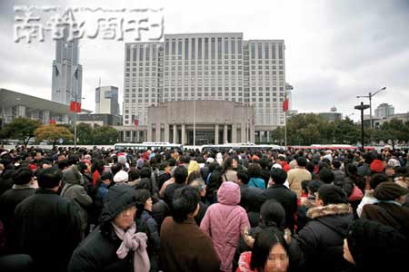 2008年1月12日，沪杭磁悬浮上海段环评报告低调公示期间，磁悬浮沿线地区的上海市民以散步、购物的方式，向市政府表达他们对磁悬浮可能导致的环境问题的担忧。