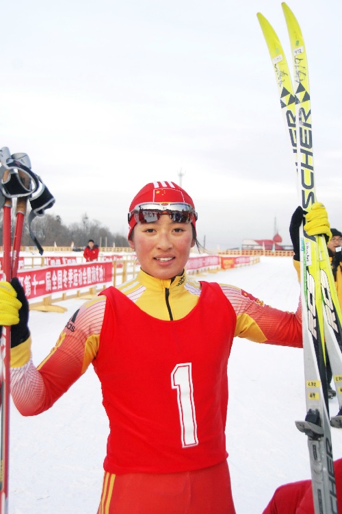 当日,在第十一届全国冬季运动会越野滑雪女子短距离传统赛中,满丹丹以