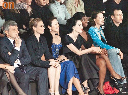 杨紫琼（左三）坐在第一排看秀，尽显VIP地位