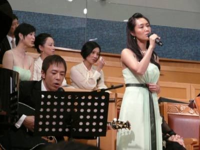 蔡少芬婚礼上，朱茵与黄贯中一弹一唱。